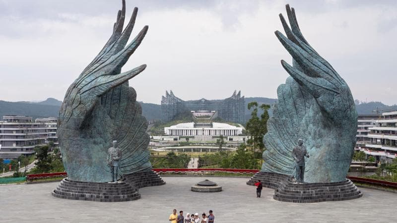 I turisti in gita si scattano foto alle “Ali di Nusantara”, un monumento in onore degli eroi nazionali Soekarno e Hatta, figure chiave nella lotta per l’indipendenza dell’Indonesia. 
Come il Palazzo presidenziale, il monumento è stato progettato dal celebre artista indonesiano Nyoman Nuarta (Nick Hannes)