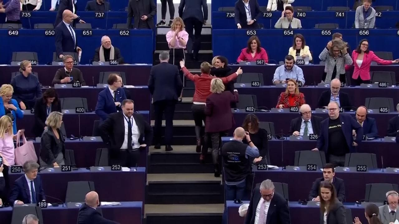 Aborto, l'Europarlamento vota un meccanismo di solidarietà tra Stati: applausi e abbracci in aula