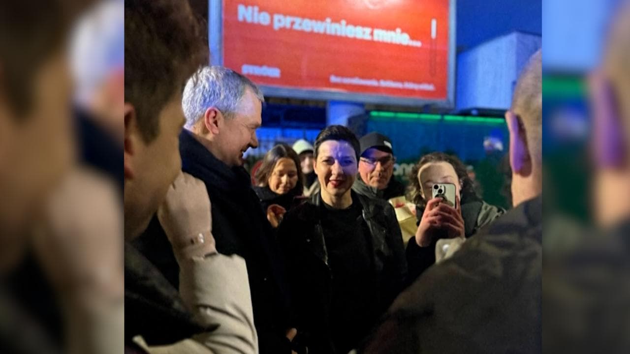 Bielorussia, Lukashenko grazia l'attivista Kalesnikava: l'uscita dal carcere e gli abbracci