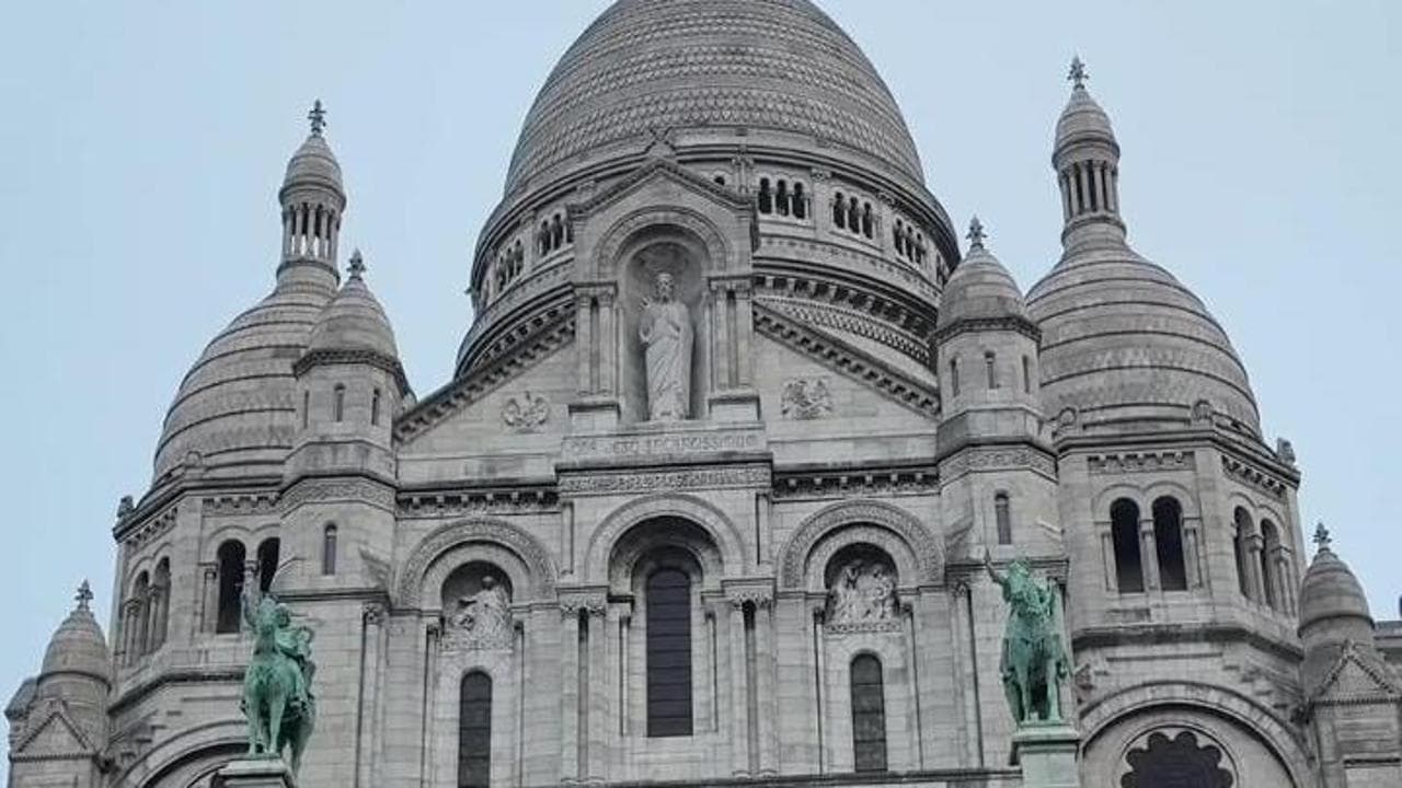 Parigi: lo spettacolare coro natalizio al Sacro Cuore. In 500 cantano "Mon amour"