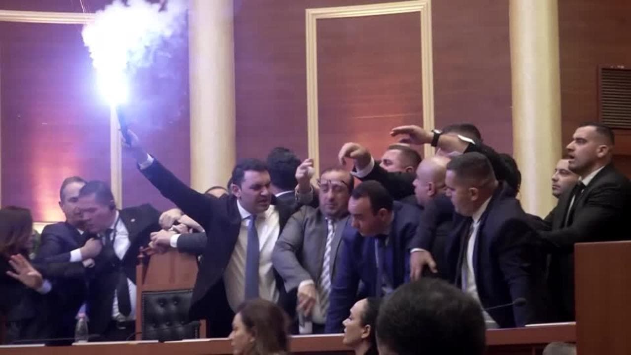 Albania, fumogeni e caos in Parlamento dopo accuse di corruzione al vicepremier