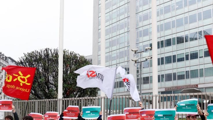 FLASH MOB   STUDENTI CONTRO I TAGLI DESTINATI AL DIRITTO DI STUDIO PROTESTA PROTESTE STRISCIONE  STRISCIONI VORREI UN FUTURO IN CUI POSSA PERMETTERMI L'UNIVERSITA' BANDIERA BANDIERE UNIONE UNIVERSITARI UDU