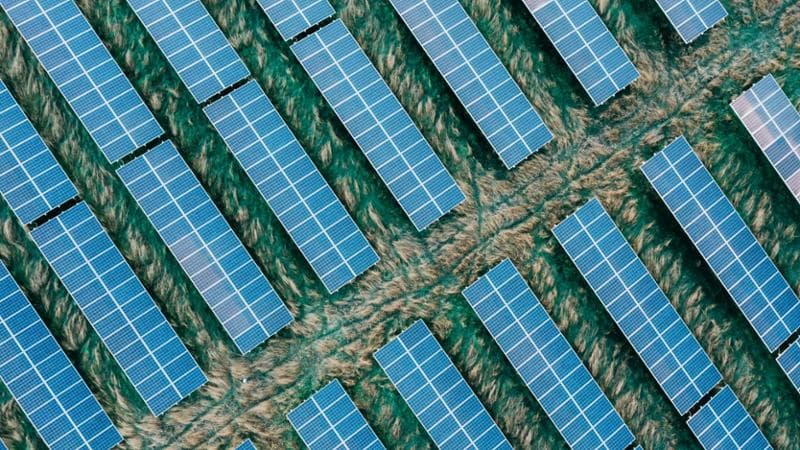Energia, il 2026 dell’abbondanza: prezzi bassi, mercati volatili e nuove opportunità di investimento