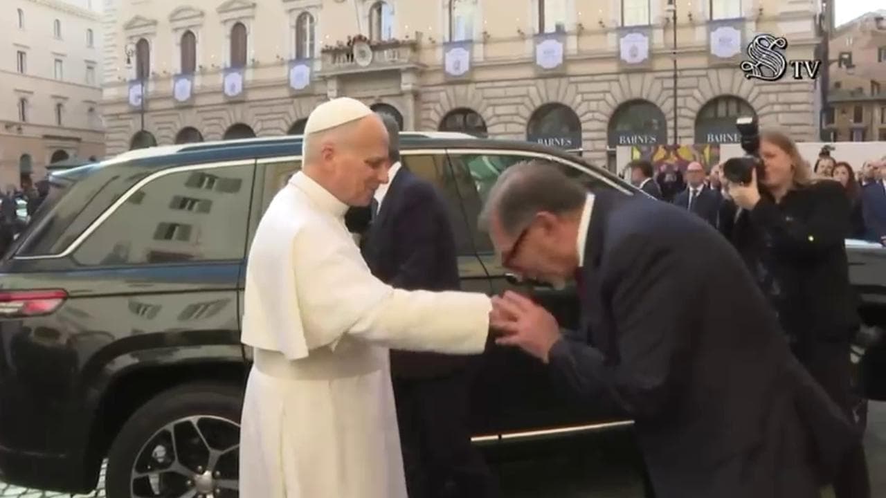Papa Leone in Senato. La Russa gli regala la campanella: "Un segnale di richiamo ma anche di unità"