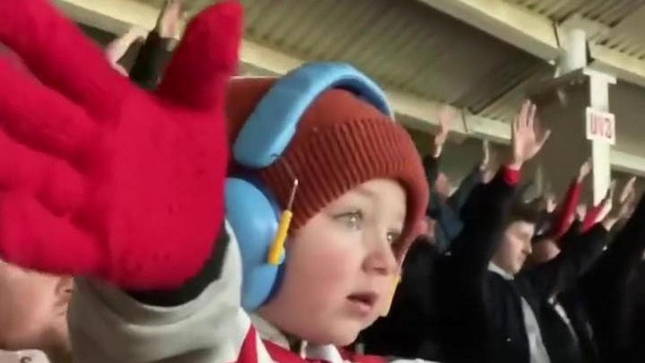 Sunderland che passione: il piccolo tifoso canta l'inno a squarciagola insieme a tutto lo stadio