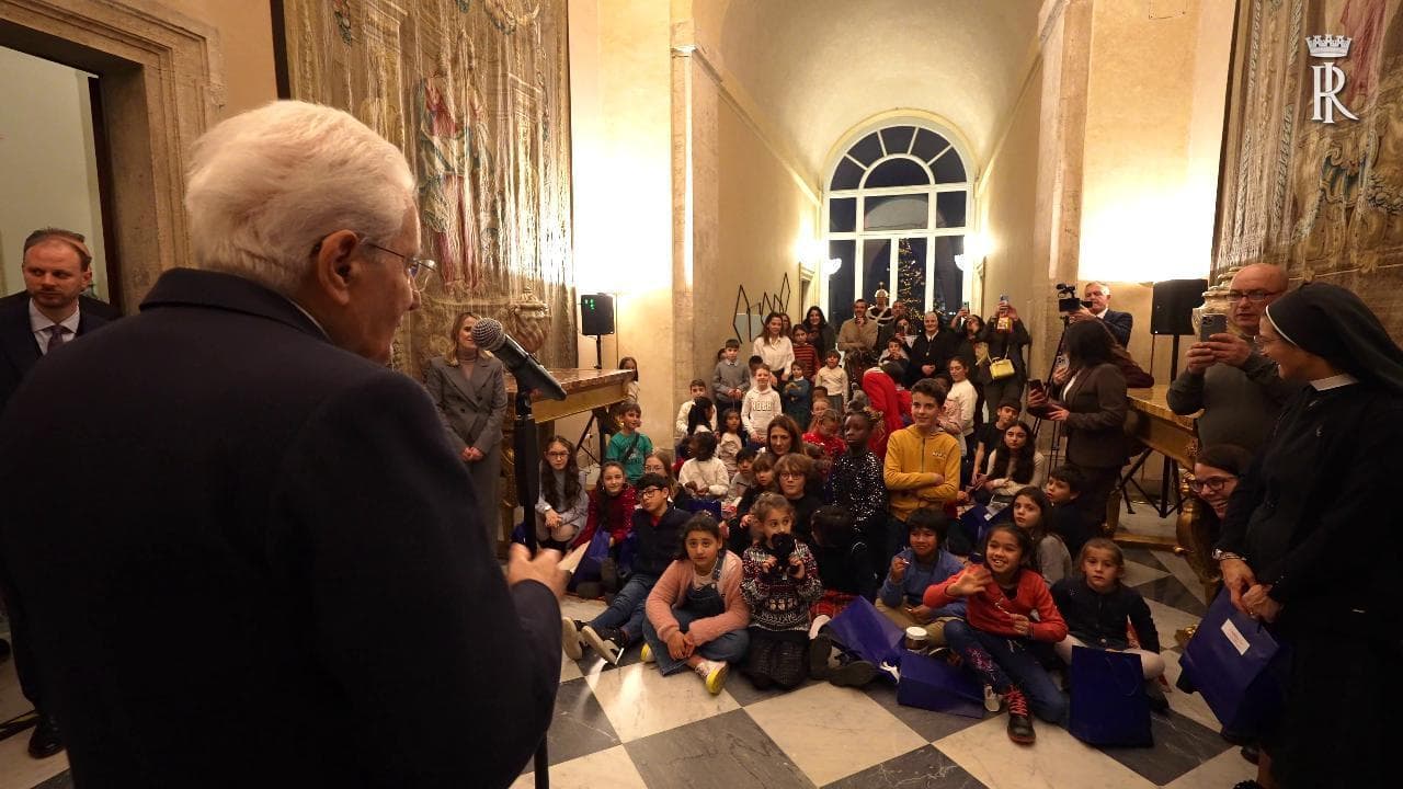 Mattarella, doni ai bambini della case-famiglia: "Il Quirinale è più bello con voi, siete il futuro"