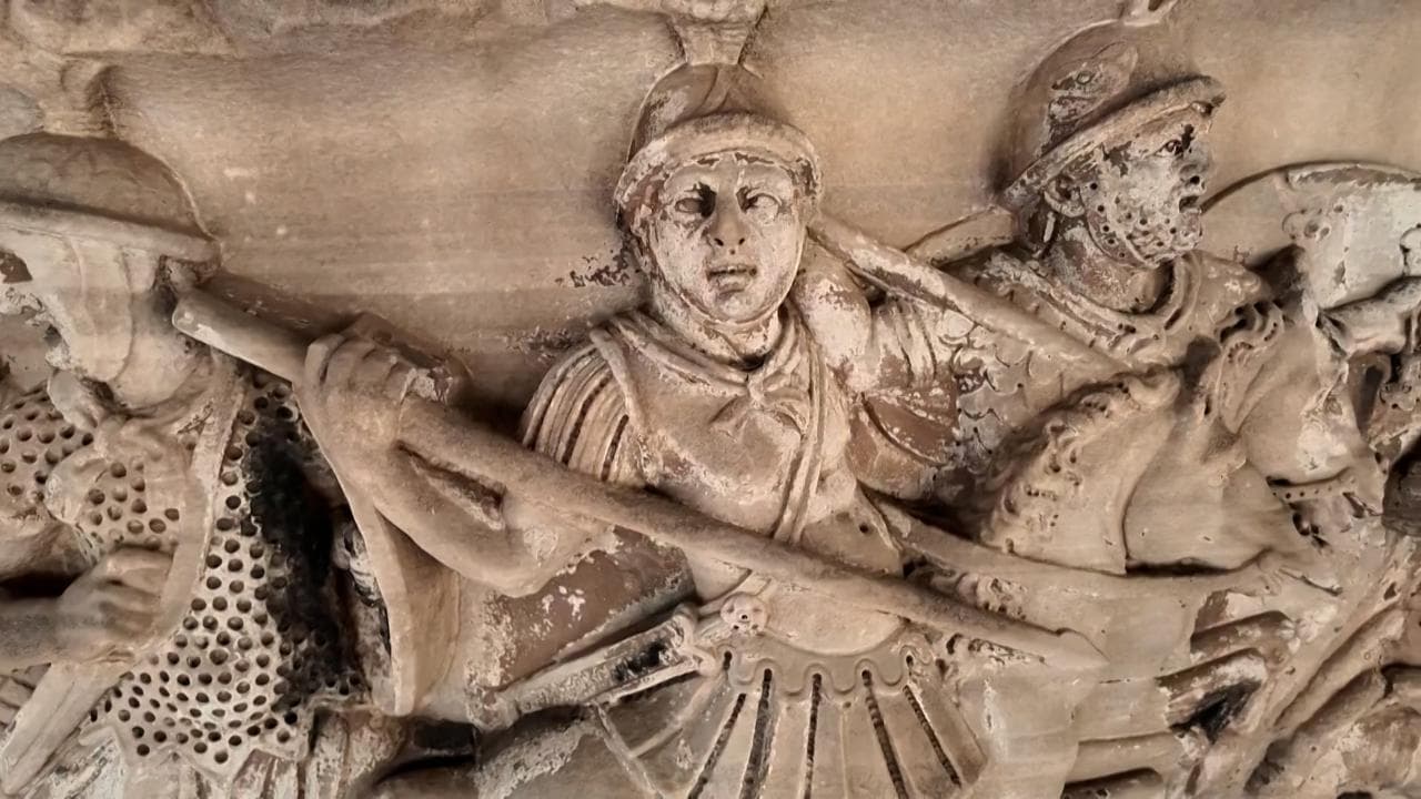 Roma, raggi di luce sulla storia: i laser per ripulire la colonna di Marco Aurelio