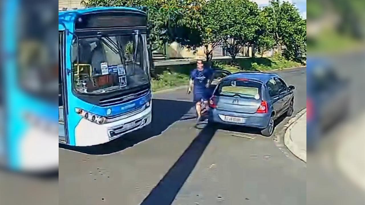 Brasile, l'auto blocca la strada. Il conducente trasforma il suo bus in un ariete