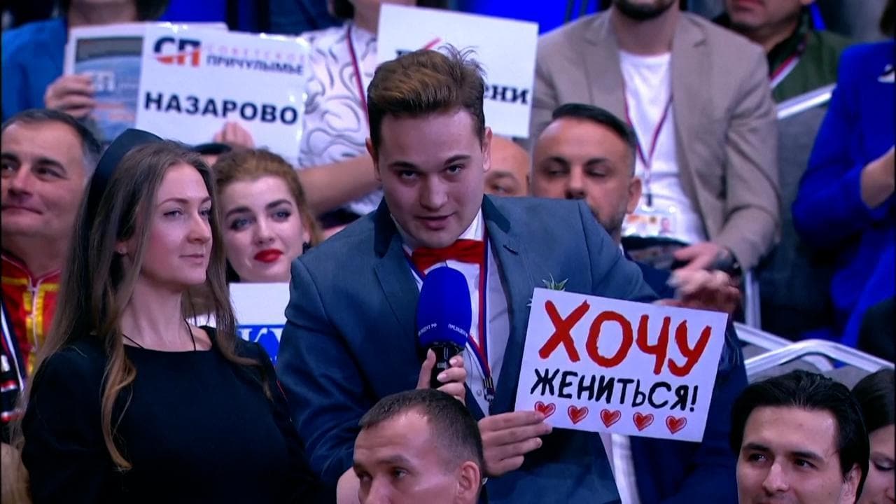 "Olya, sposami!": il giornalista interrompe la conferenza stampa di Putin e lo invita alle nozze