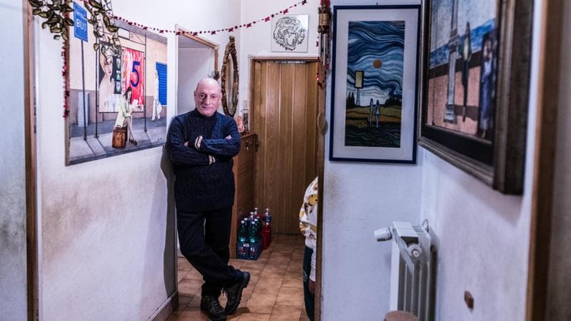 Fabio Giomi, 62 anni, nella sua casa di Poggibonsi, in provincia di Siena (Luigi Narici/Agf)