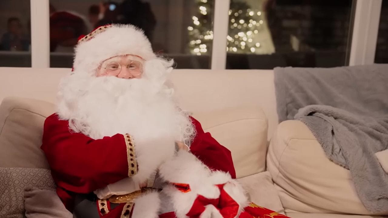 Manchester, la sorpresa che non ti aspetti: Babbo Natale Haaland fa impazzire i piccoli tifosi