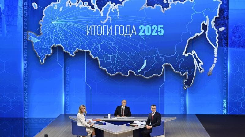 Lo show in tv di Putin “innamorato”: “Ai nostri soldati in Ucraina prudono le mani”