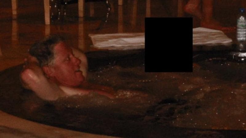 Una foto dell'ex presidente Bill Clinton all'interno dei file
