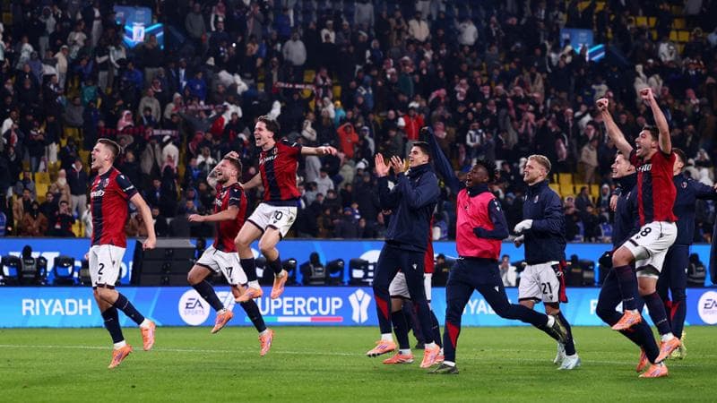 I giocatori del Bologna esultano dopo la vittoria