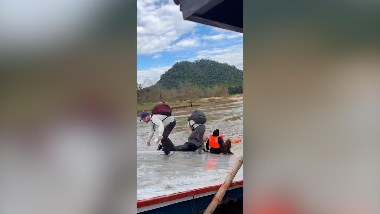 Laos, traghetto urta una roccia e si capovolge nel fiume Mekong: il salvataggio in extremis