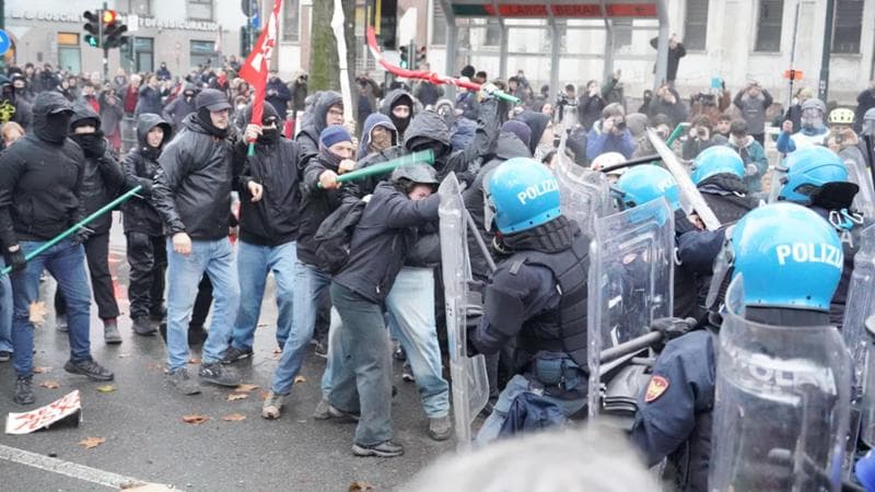 Scontri a Torino tra antagonisti e forze dell'ordine durate il corteo dopo lo sgombero di Askatasuna. Un gruppo di persone incappucciate in testa alla manifestazione ha cercato di sfondare il cordone della polizia lanciando bottiglie e oggetti. Le forze dell'ordine hanno risposto con idranti e lacrimogeni. Ci sono state cariche con manganellate da un lato e bastonate da parte dei manifestanti. Torino, 20 dicembre 2025. ANSA / TINO ROMANO