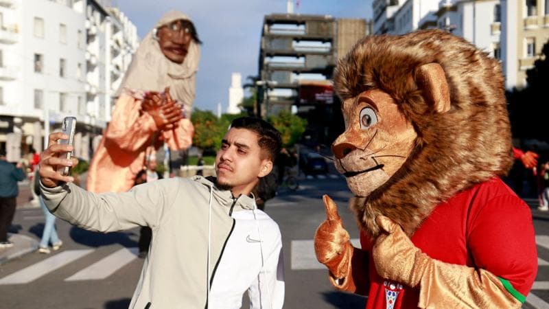 Un tifoso con la mascotte della Coppa D'Africa