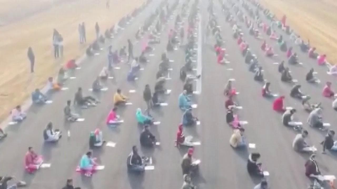 India, in migliaia per sostenere un esame di Stato: la prova scritta su una pista di atterraggio