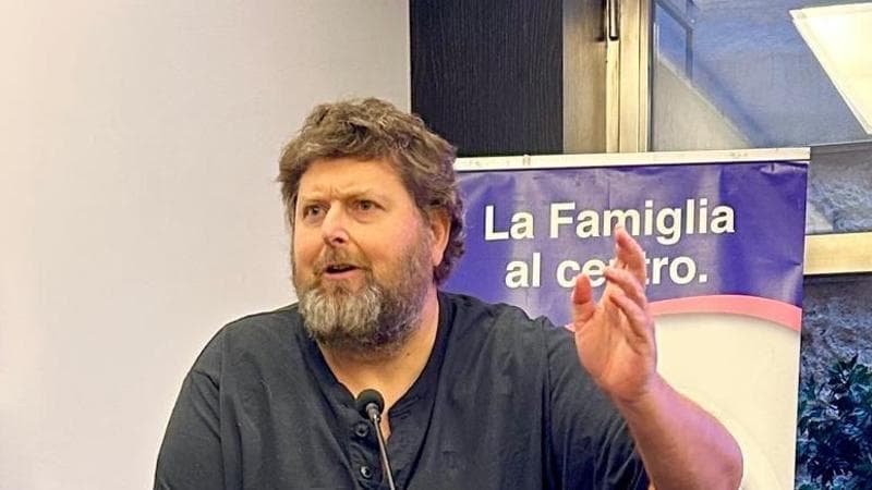 Adinolfi torna alla politica dopo l’Isola dei famosi. La ripartenza del Popolo della Famiglia