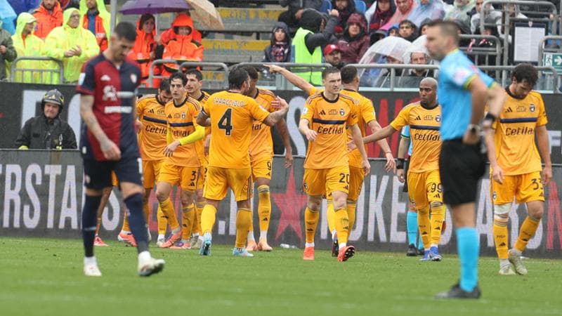 Il Pisa festeggia dopo il gol di Moreo