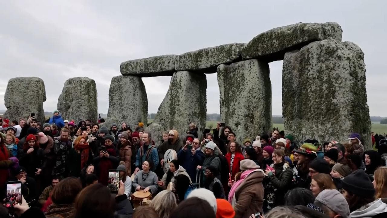 Stonehenge, solstizio d'inverno: in migliaia si radunano al sito archeologico per ammirare l'alba