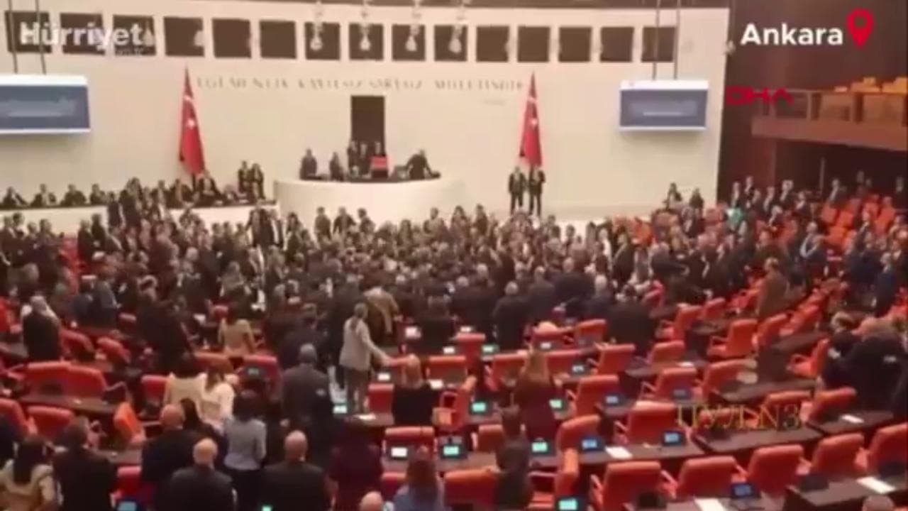 Turchia, in Parlamento si vota la legge di bilancio ma una battuta su Ataturk scatena una maxi rissa