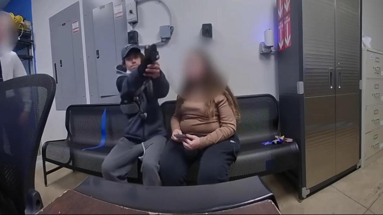 Ohio, fermato per furto estrae la pistola e la punta contro un agente: i poliziotti reagiscono così