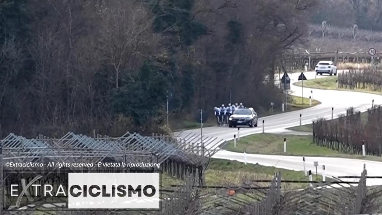 Spari contro un gruppo di ciclisti: un'auto li affianca e partono due colpi di pistola