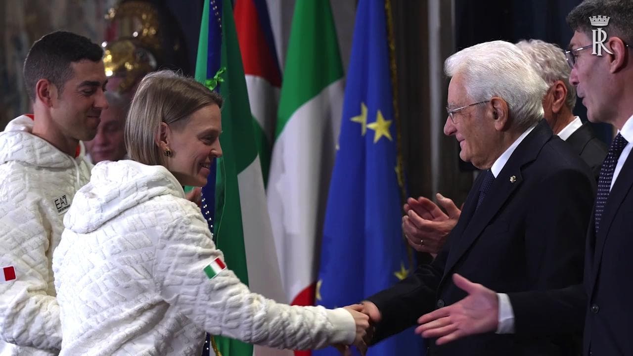 Emozione e sorrisi con Mattarella: il momento solenne della consegna del tricolore agli alfieri