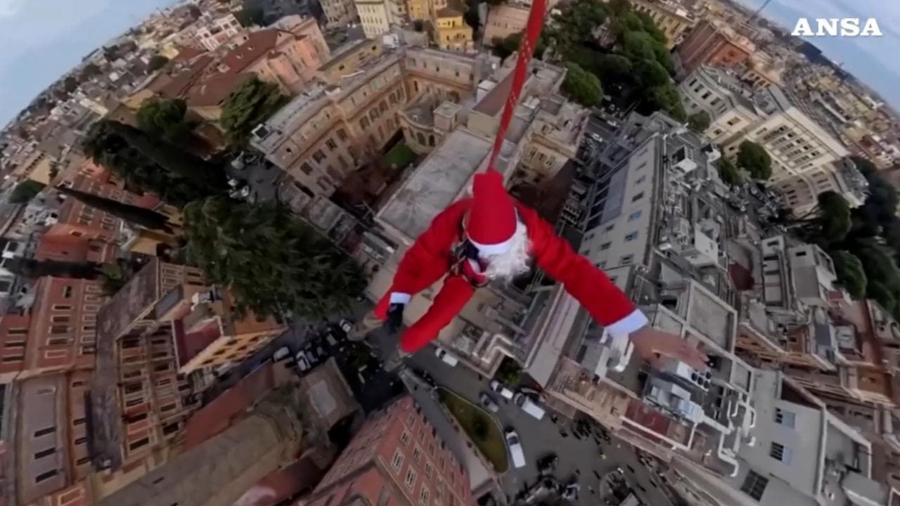 Poliziotti come Babbo Natale: si calano dal tetto per portare doni ai bimbi ricoverati in Oncologia