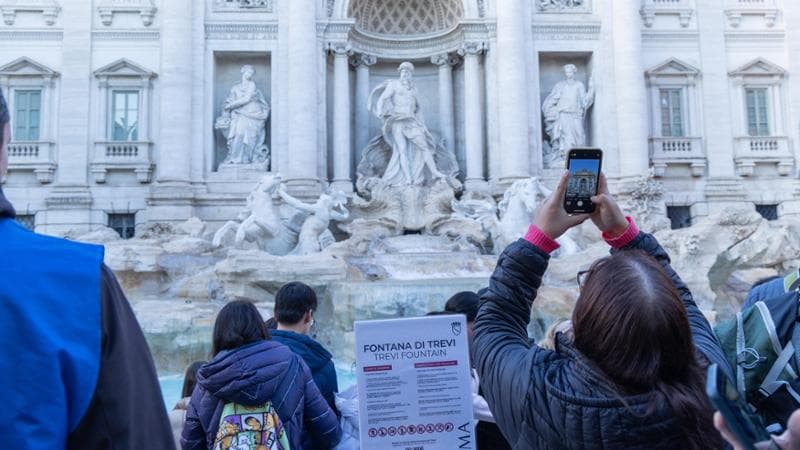 Roma, turisti davanti alla Fontana di Trevi