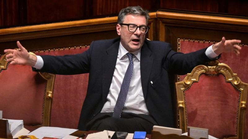 Giorgetti difende la manovra: “Non austerità ma prudenza”. Proteste in Senato
