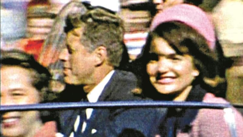Un momento del filmato dove si vede il presidente John Kennedy salutare la folla a Dallas nel novembre 1963 pochi minuti prima di essere ucciso.