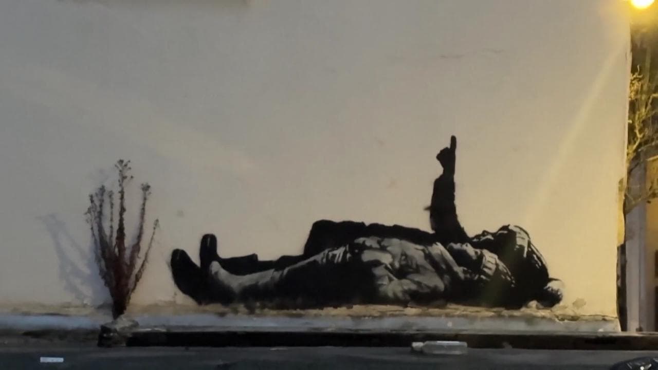 Londra, la nuova opera di Banksy: due bambini sdraiati a terra, uno indica il cielo