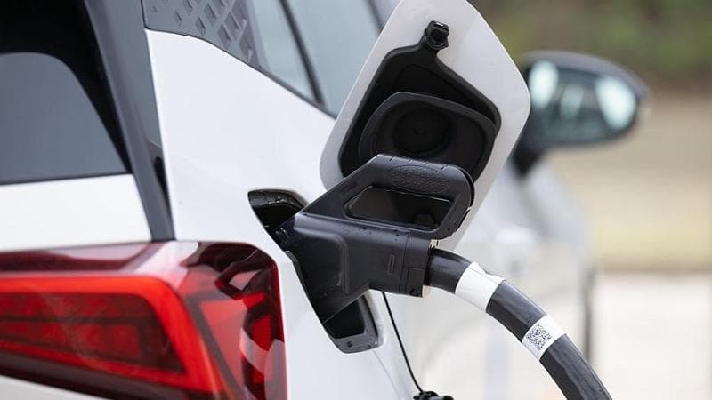 Auto, è boom nell’elettrico. A novembre le immatricolazioni Tesla crollano dell’11%