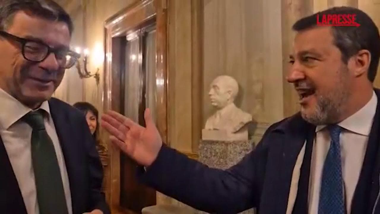 Manovra, Giorgetti arriva con Salvini: "Matteo? Magari un po' di carbone sotto l'albero..."