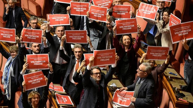 La protesta delle opposizioni in aula