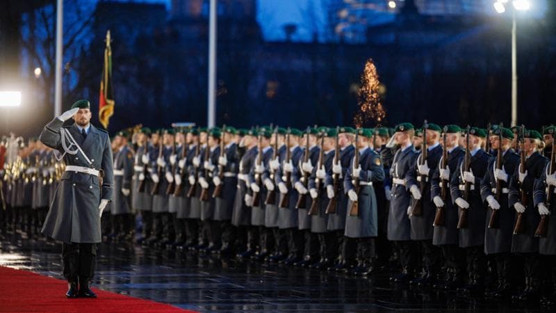 Berlino, il saluto della guardia d'onore