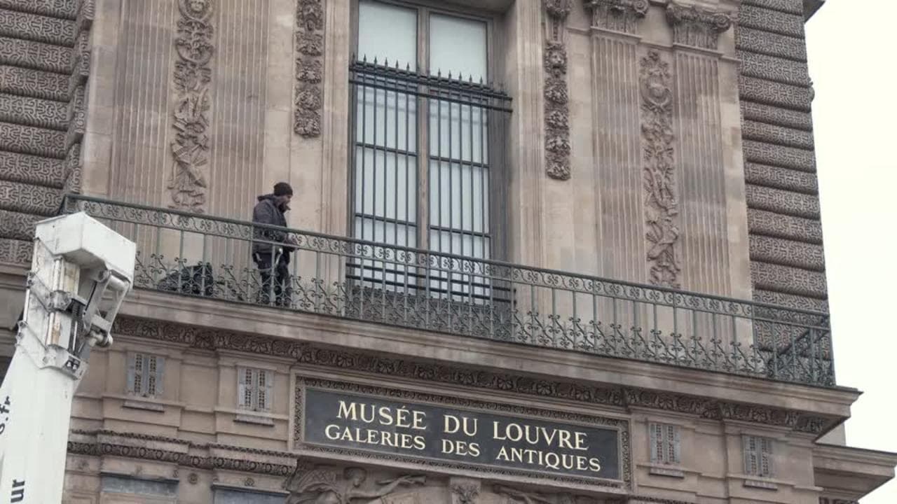 Furto al Louvre, installate sbarre di sicurezza sul balcone da cui entrarono i ladri