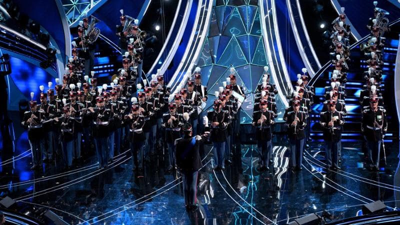 La banda dell'esercito suona l'Inno di Mameli sul palco dell'Ariston a Sanremo