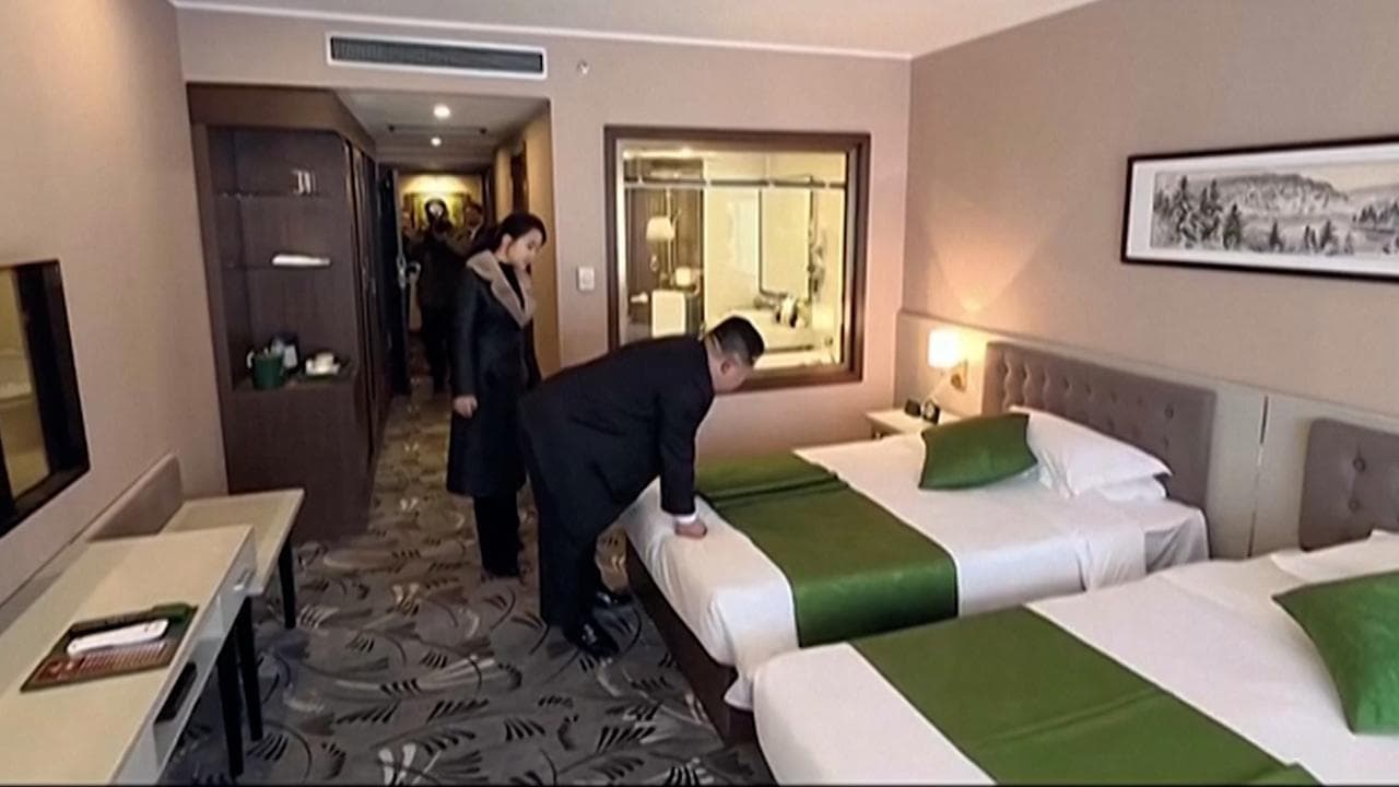 Corea del Nord, Kim Jong-un inaugura i nuovi hotel: con la figlia "prova" i materassi