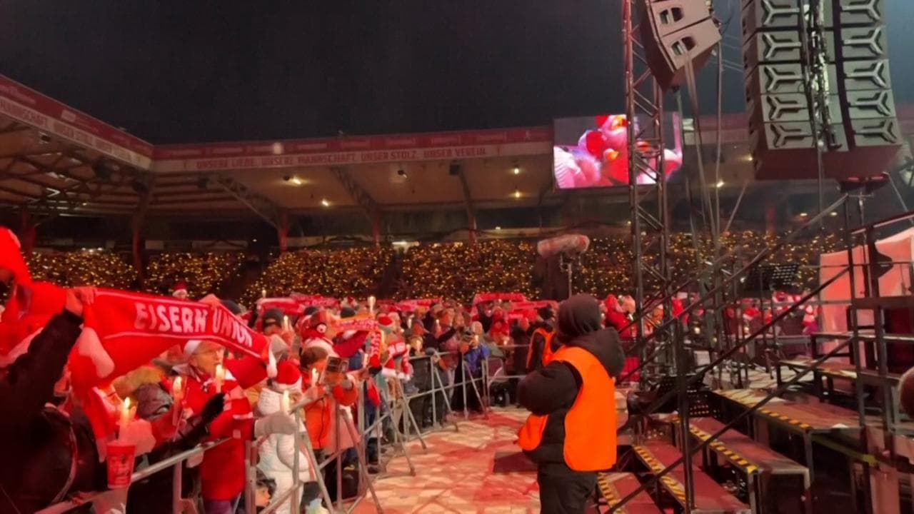 Union Berlino, decine di migliaia di tifosi si ritrovano allo stadio per intonare i canti di Natale