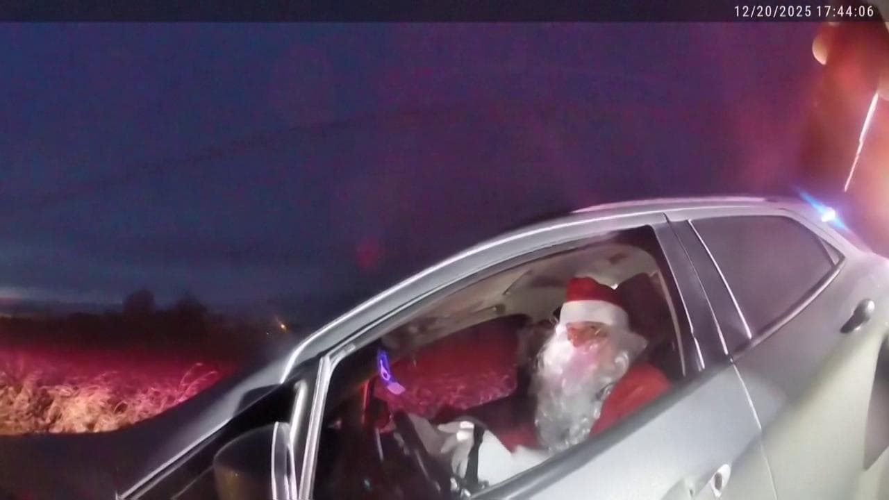 Ohio, auto fermata per eccesso di velocità: alla guida Babbo Natale. E lo sceriffo scoppia a ridere