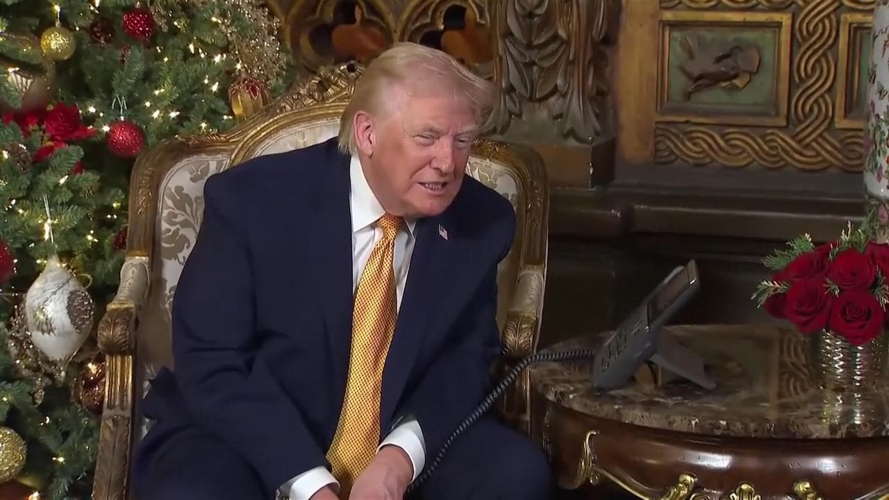 Trump al bambino: "Noi controlliamo se Babbo Natale è buono. Non vogliamo che entri un infiltrato"