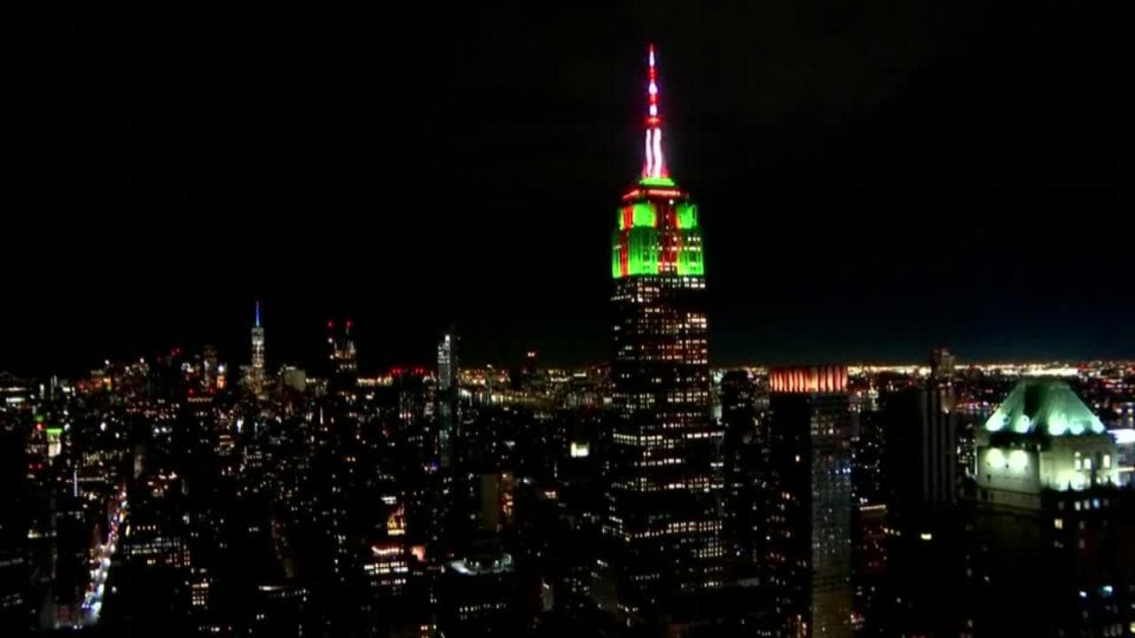 New York, l'Empire State Building si illumina di rosso e verde per Natale