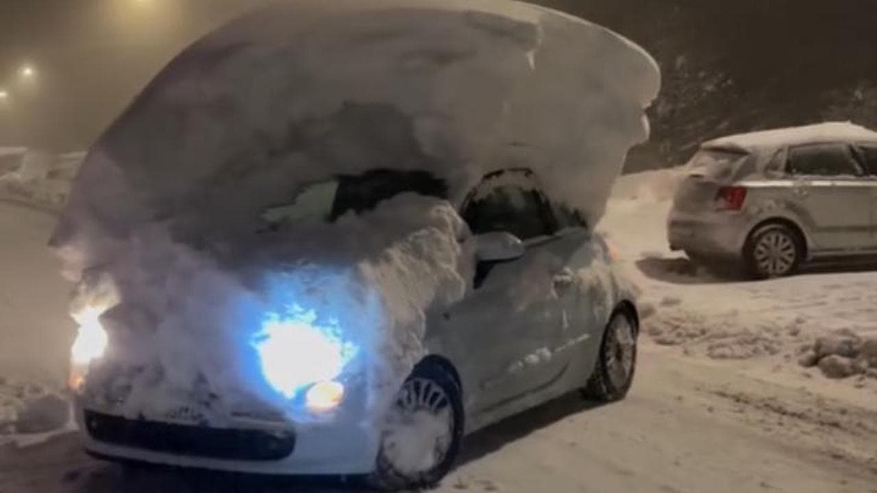 Prato Nevoso, prende l'auto e la trova con un metro di neve sul tettuccio