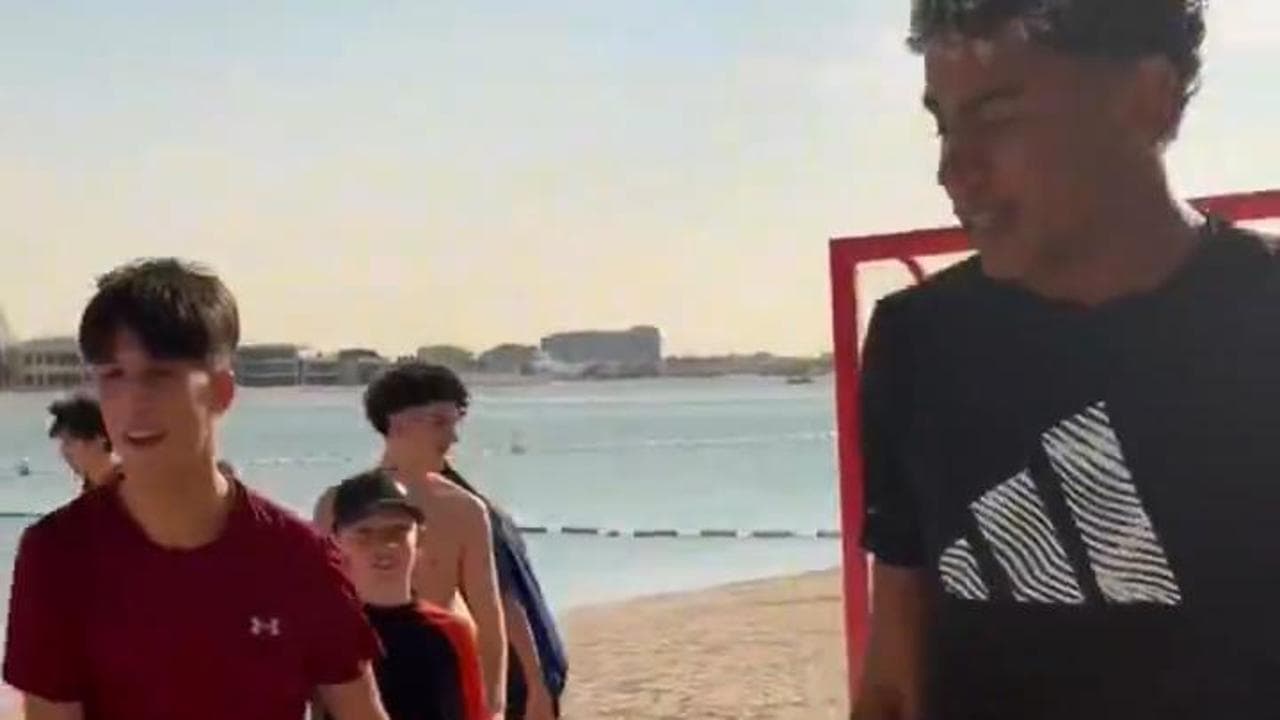 "Posso giocare con voi?": Dubai, alla partitella sulla spiaggia si unisce Lamine Yamal
