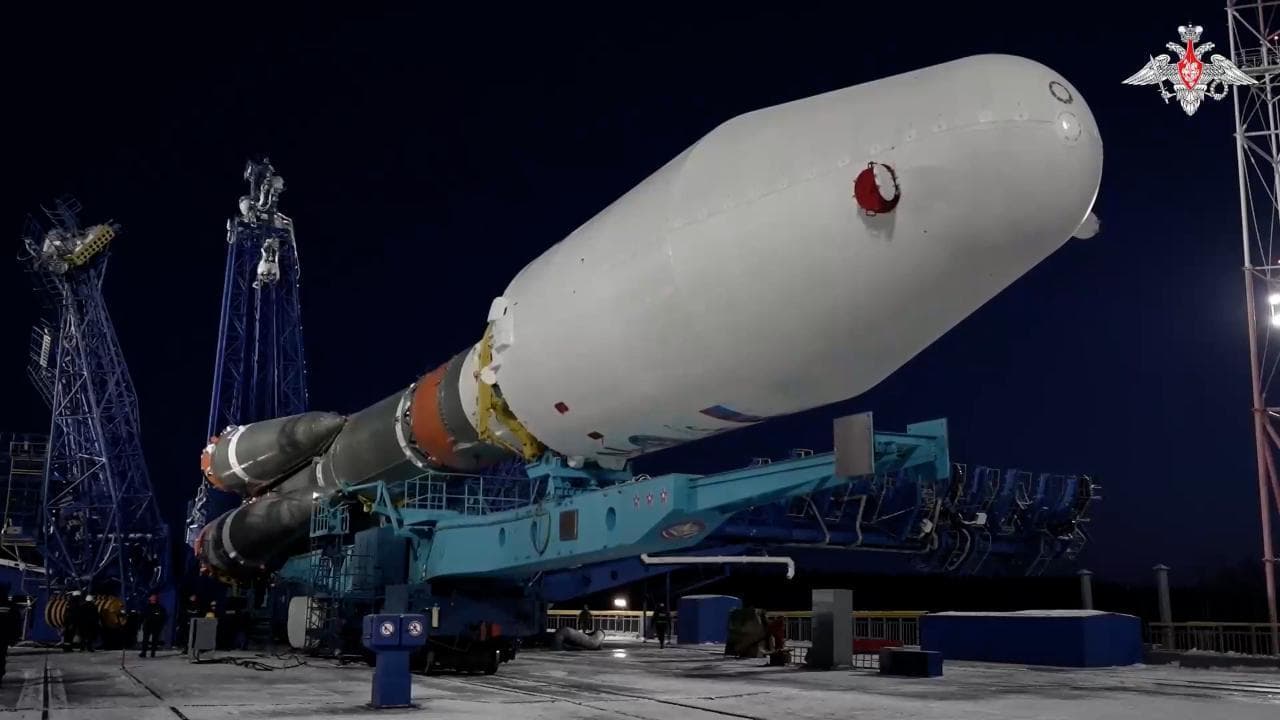 Russia, lanciato in orbita il razzo Soyuz-2: l'impressionante decollo dal cosmodromo di Plesetsk
