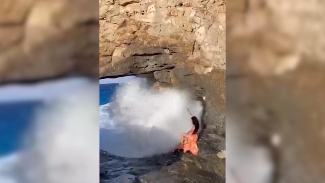 Egitto, foto romantica tra le rocce sul mare: ma la turista viene travolta dall'onda improvvisa