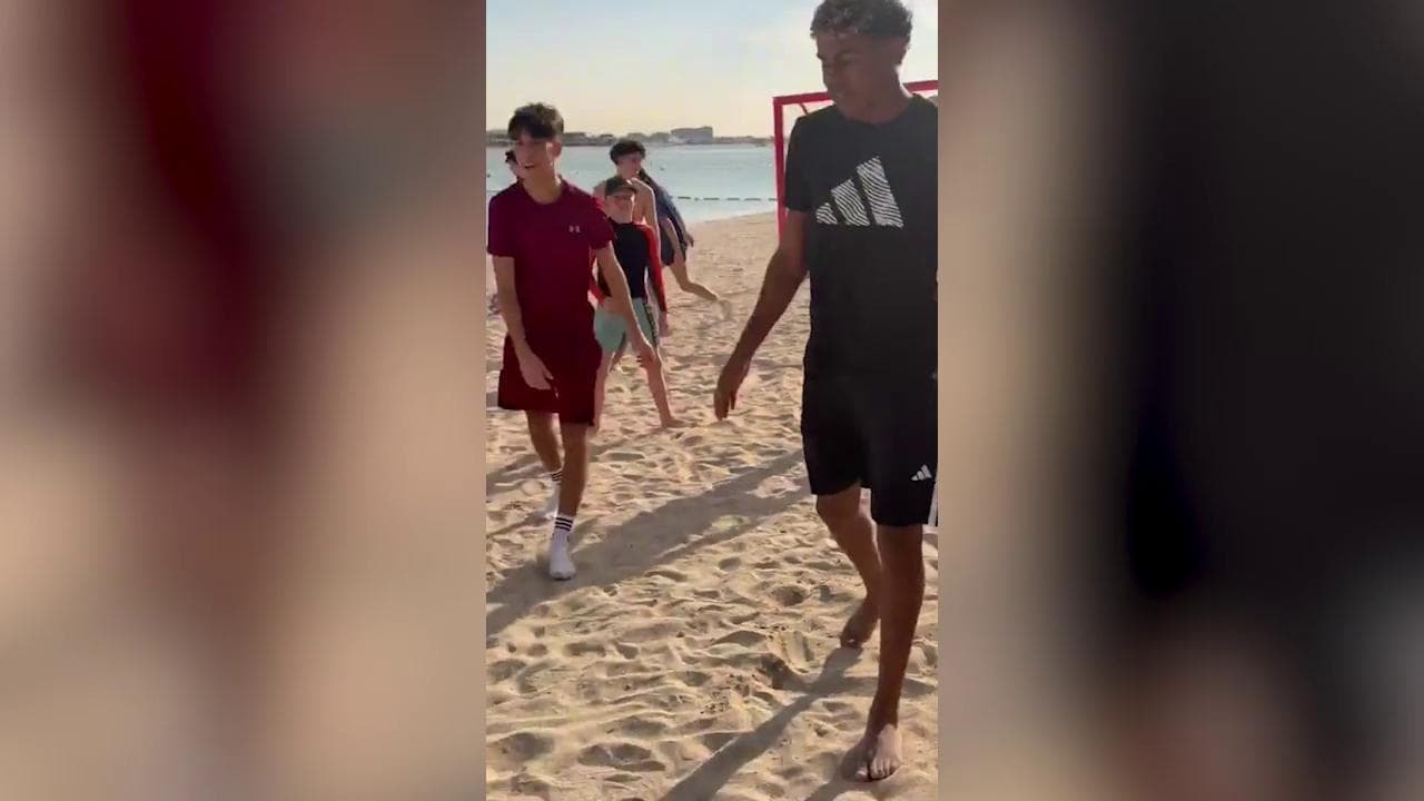 "Posso giocare con voi?": Dubai, alla partitella sulla spiaggia si unisce Lamine Yamal